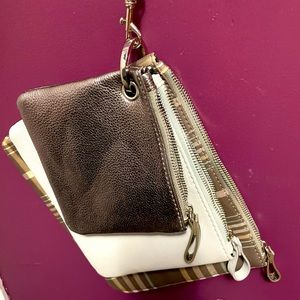 Sold—2 for $15 🌸 Beautiful set of 3 cosmetic bags. Brand new with tags.